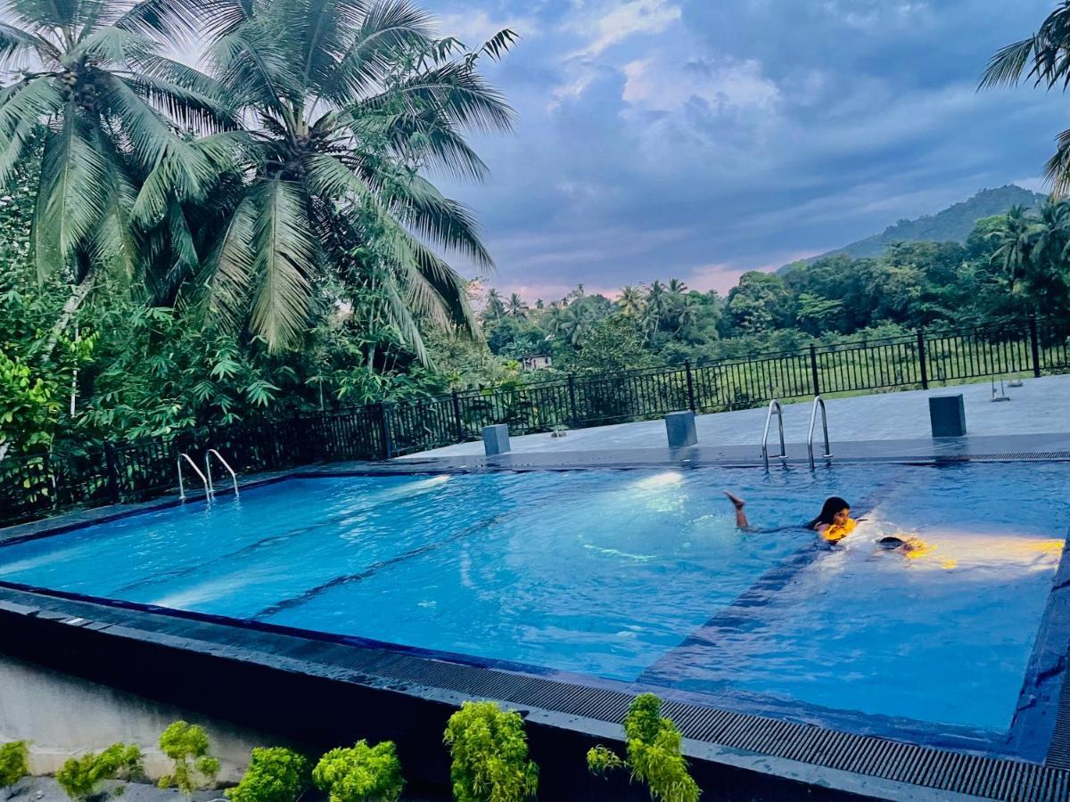Travellers Halt Hotel รัตนปุระ ภายนอก รูปภาพ